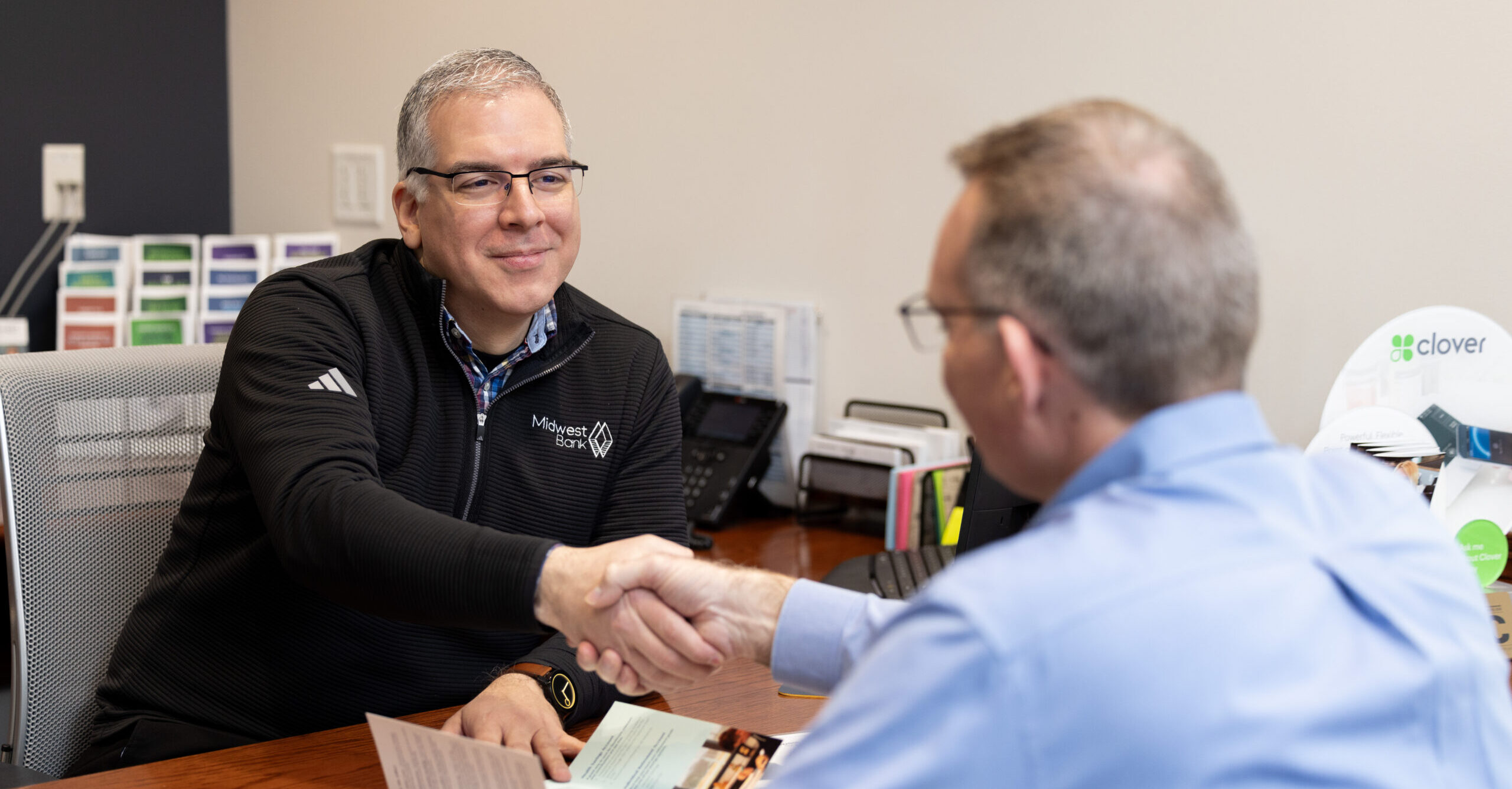 Midwest Bank recognizes the needs of the Hispanic community. And we’re here to help. Whether you’re opening a checking account, buying a home, or starting a business. Our staff will sit with you, listen to your needs, answer your questions, and find the solution right for you.